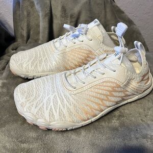 HF Athletic Shoe Women’s Sz 38 (Fits Like Sz 8) Barefoot White W/Pink Lace up